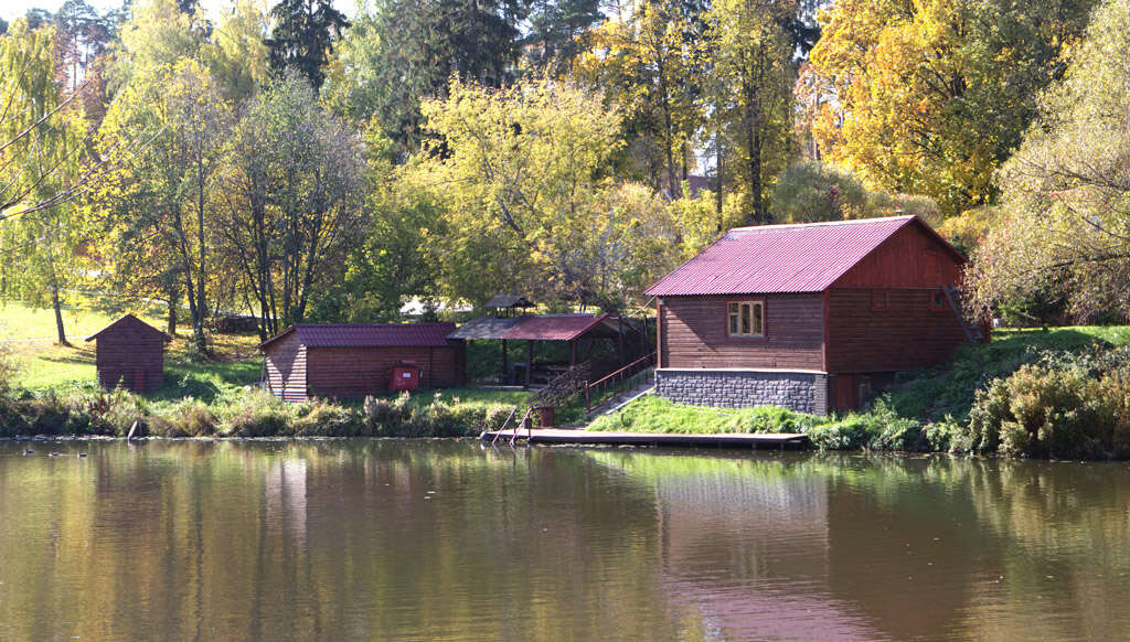 Русская баня на берегу реки